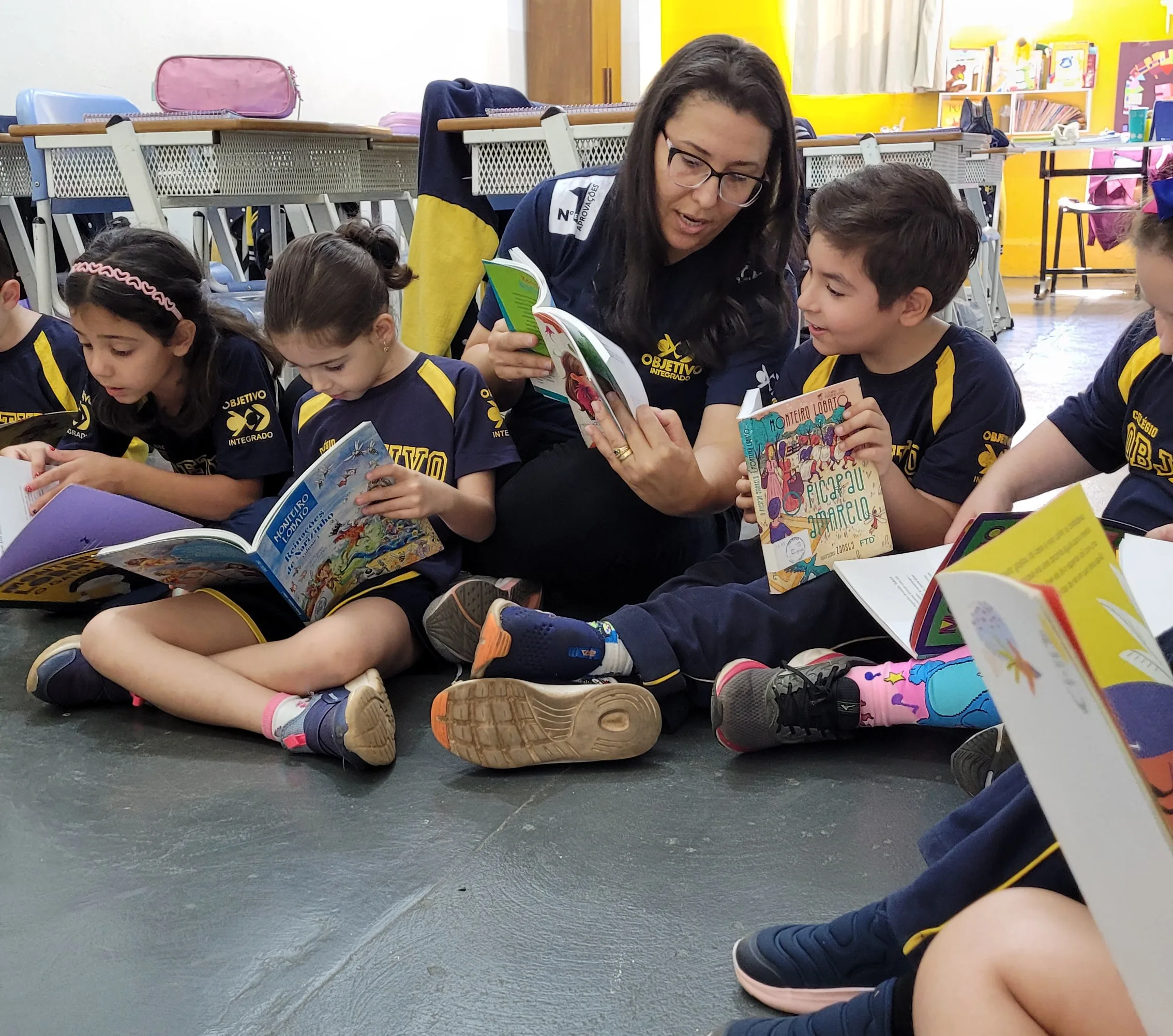 Alunos em atividade prática de aprendizagem ativa