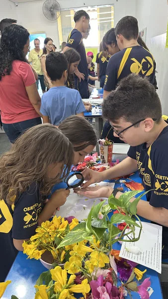 Evento escolar com estudantes apresentando projetos