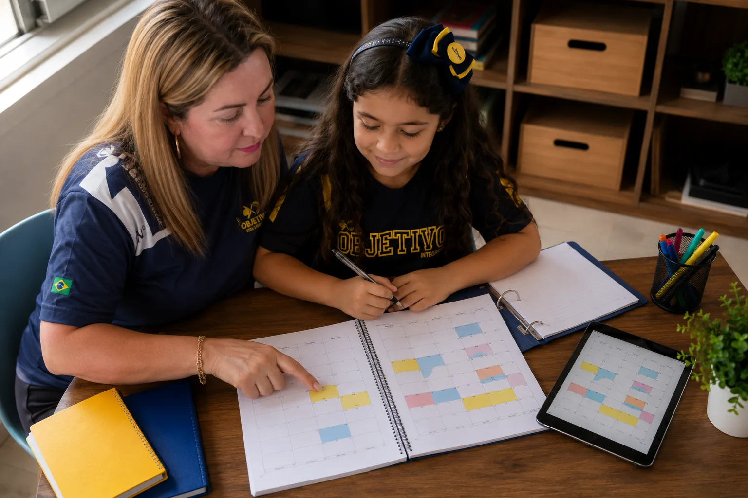 Professor orientando alunos em atividade escolar