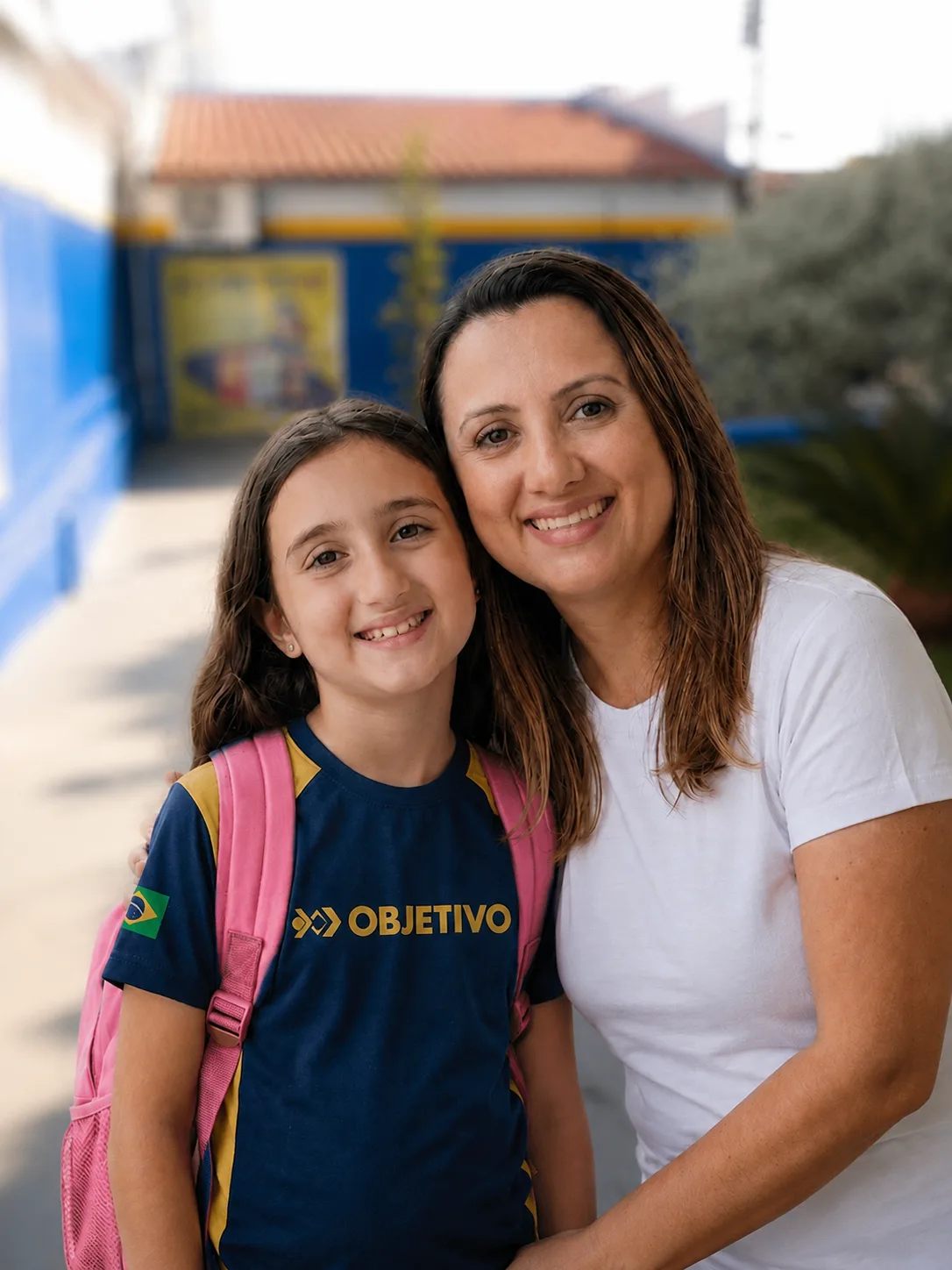Mãe e filha em momento de acolhimento escolar