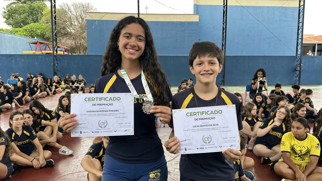 Alunos celebrando conquistas acadêmicas com professora