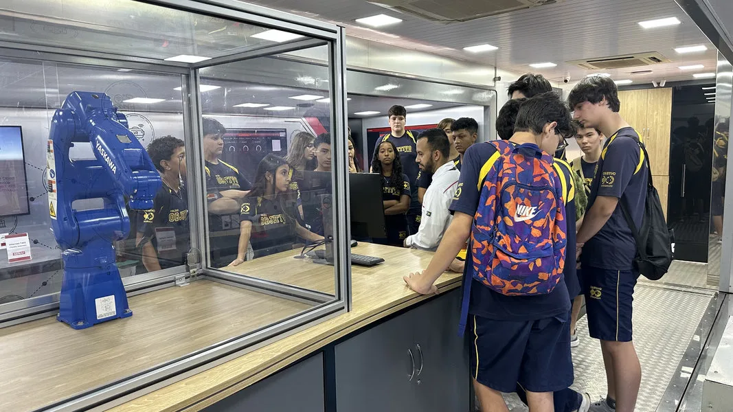 Alunos participando de atividade de robótica e ciências
